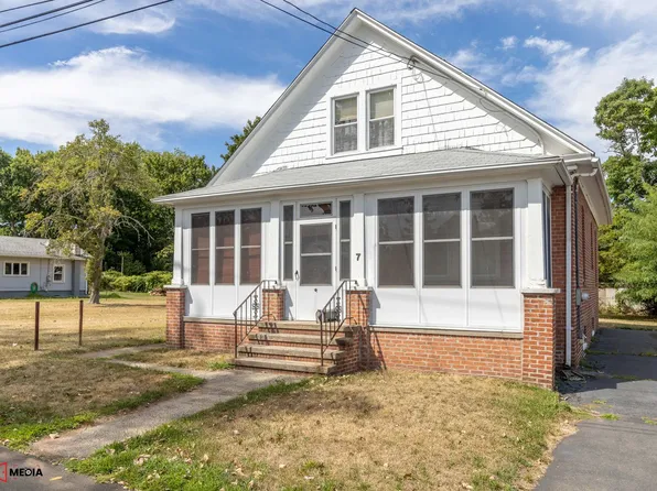 7 Gordon St, East Haven, CT 06512