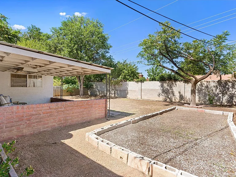 10217 Santa Paula Ave NE — Photo 31