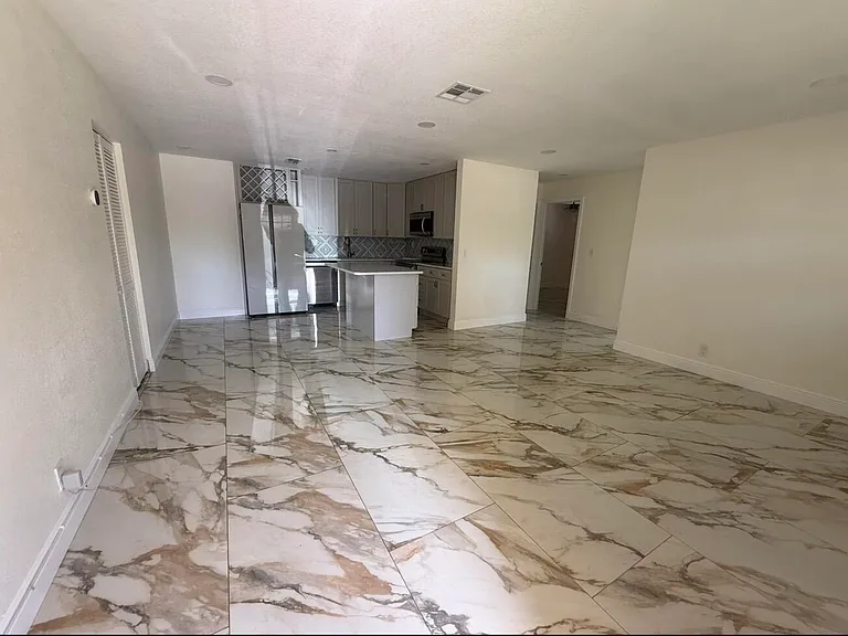 2122 NE 1st Ct — Photo 2