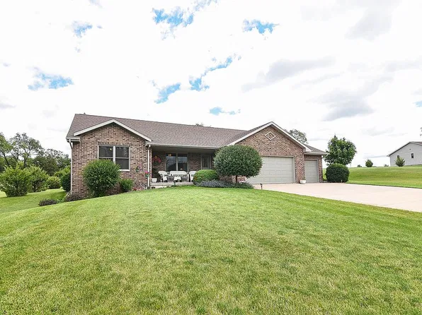 10134 Blue Spruce Dr, Peosta, IA 52068