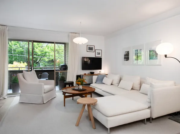 1777 W 13th Ave #201, Vancouver, BC V6J 2H2