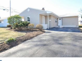 41 Favored Ln, Levittown, PA 19055