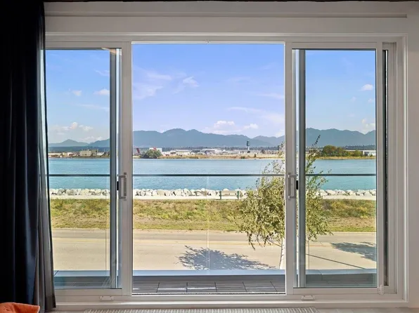 3768 River Rd, Richmond, BC V7C 5M5