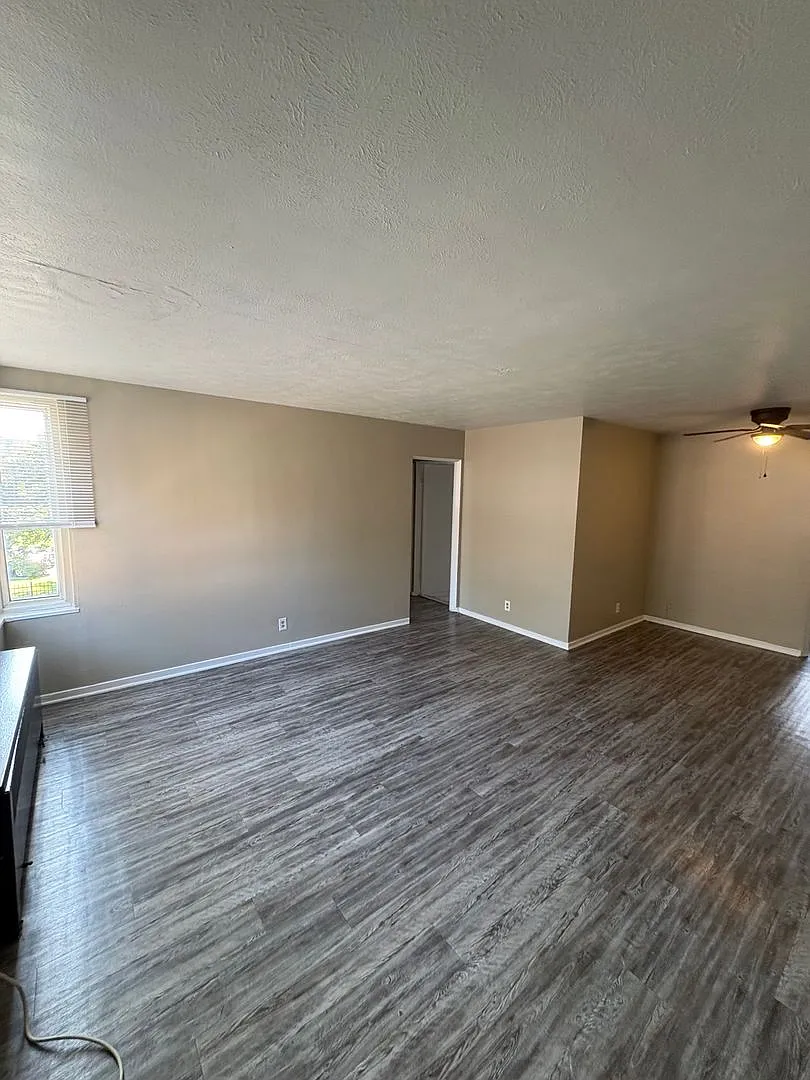 Knoxville Manor — Photo 1