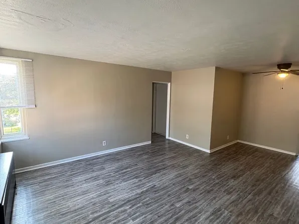 Knoxville Manor, 4817 N Knoxville Ave #2C, Peoria, IL 61614