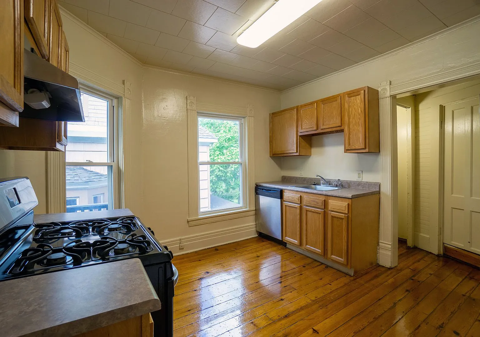 513 Columbus - Available 8/1/27 - Second Floor Apartment — Photo 3