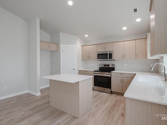 5th image of 16790 Carlin Ave