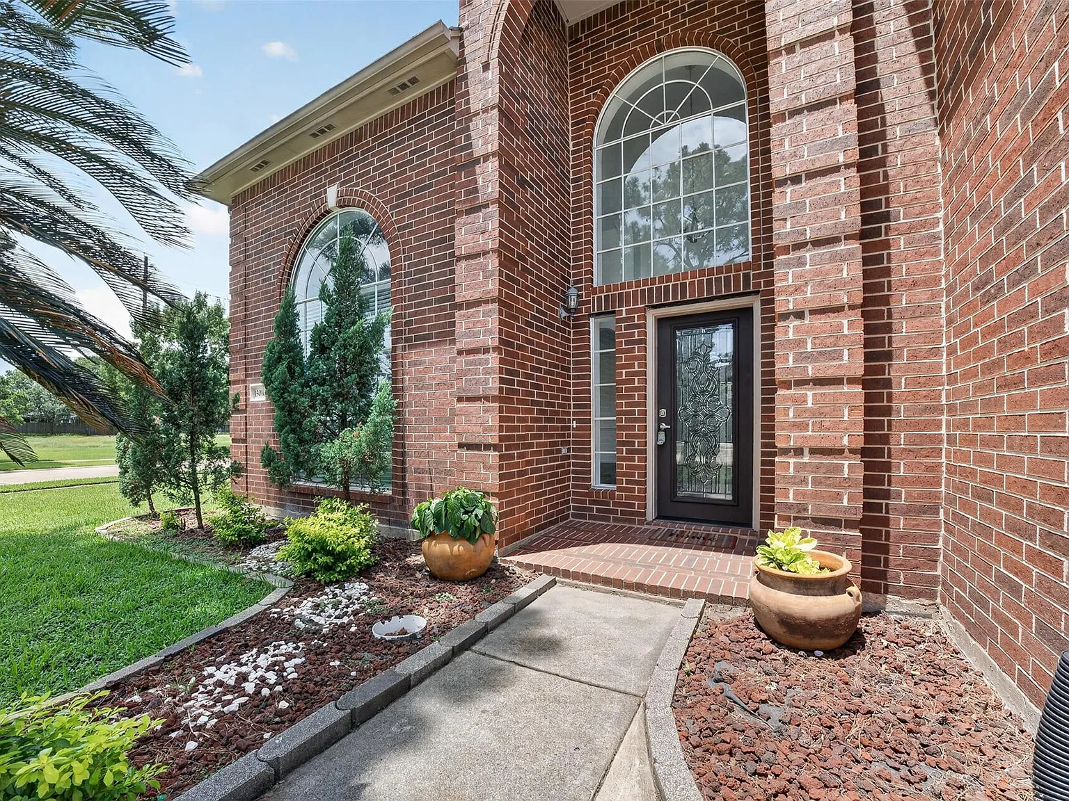 3 bed, 2.5 bath, 2552 sqft, $2,299 — Photo 2