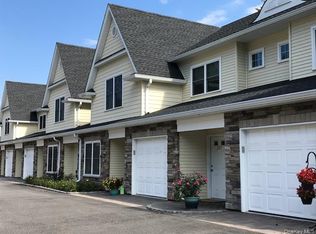 24 Creek Rd APT 205, Huntington, NY 11743