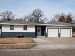 502 Meadow Ln, Bismarck, ND 58504