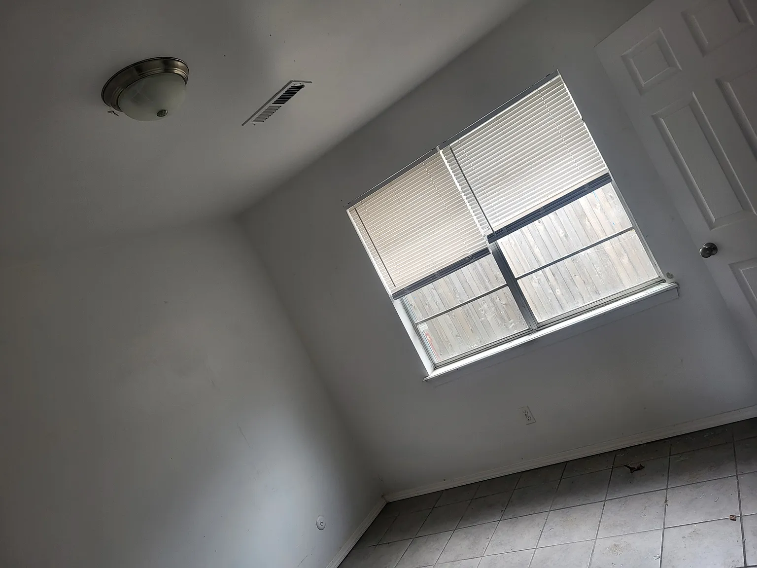 1 bed, 900 sqft, $695 — Photo 3
