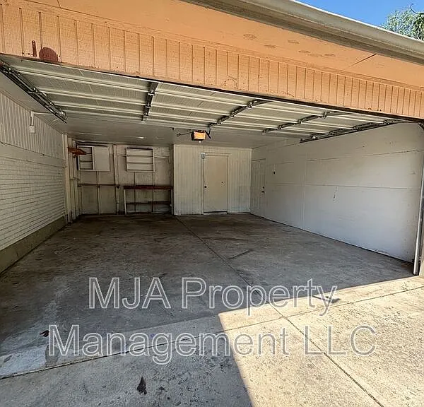 1817 E Vine St — Photo 18