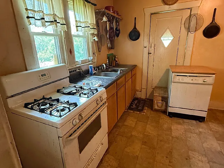 2081 N College St — Photo 5