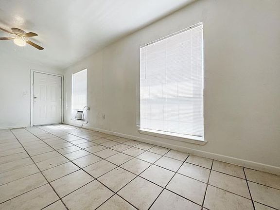 3rd image of 612 Luxton St APT 101