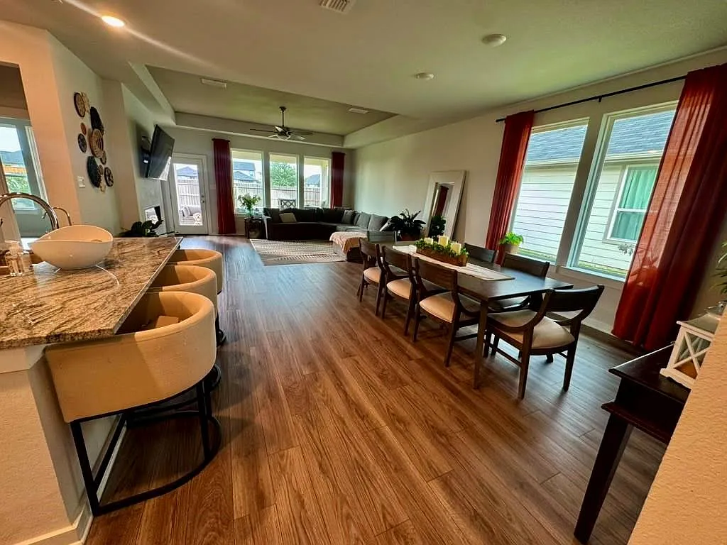 4 bed, 2.0 bath, 1897 sqft, $2,600 — Photo 3