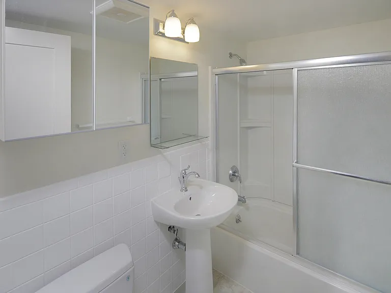 Oxford Apartments — Photo 9