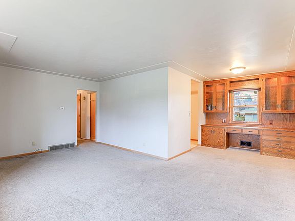 5th image of 553 Hoyt Ave E