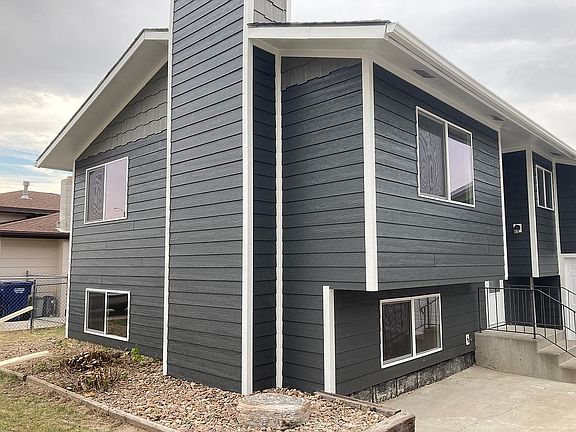 4th image of 912 10th Ave NW