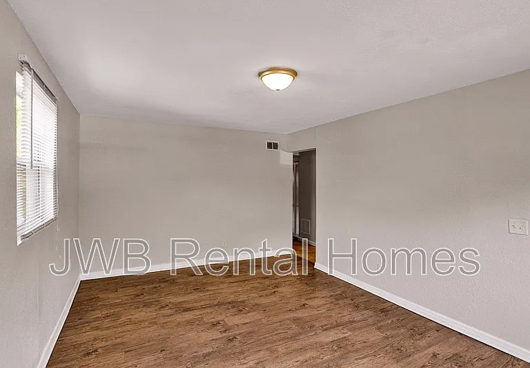 2262 Kingston St — Photo 4