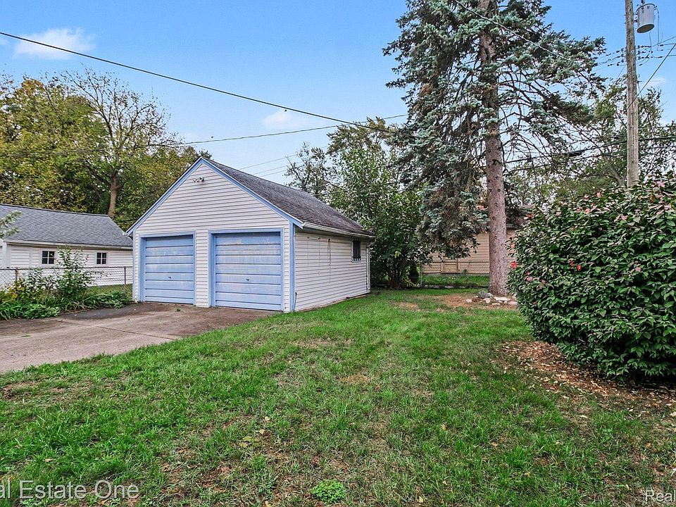 575 Albany St, photo 22