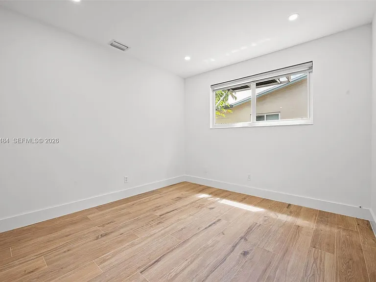 5421 Buchanan St — Photo 36