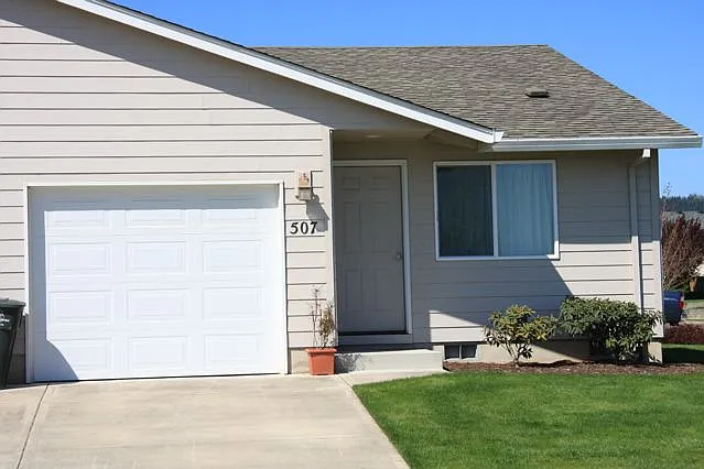 507 SW West Hills Dr — Photo 2