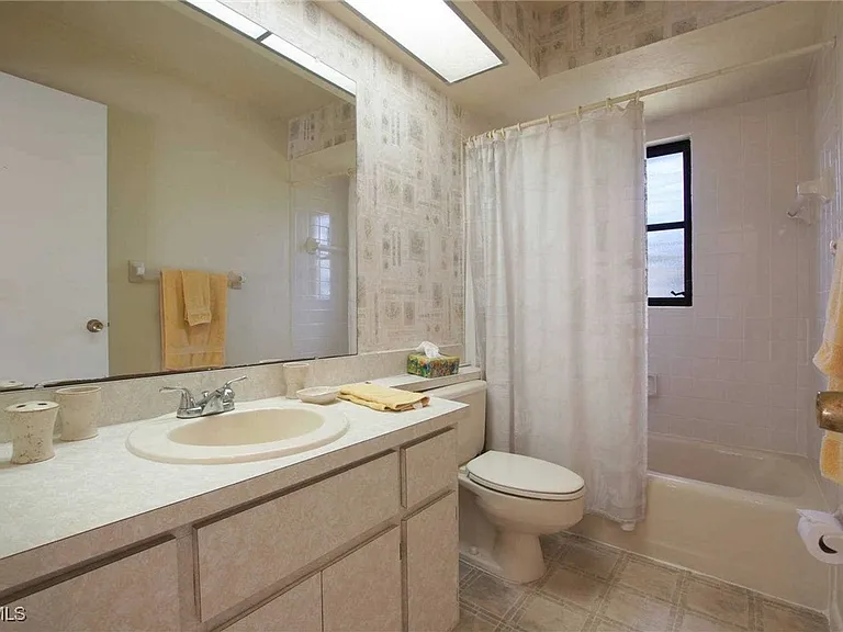 1422 SE 12th Ter — Photo 13