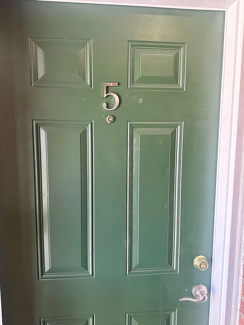 4 Bedroom 2 Bath Apartment 3rd Floor — Photo 3