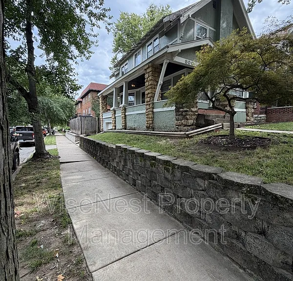 800 E 41st St — Photo 3