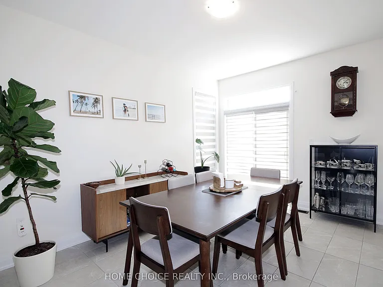 32 Ferragine Cres — Photo 8