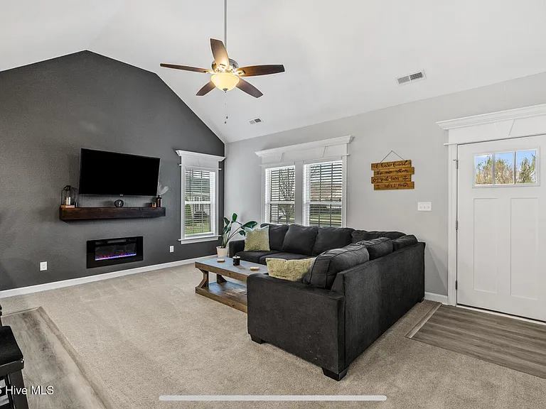 127 Wiley Dr — Photo 2