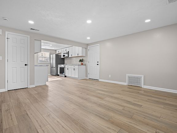 4th image of 5507 Gateway Dr
