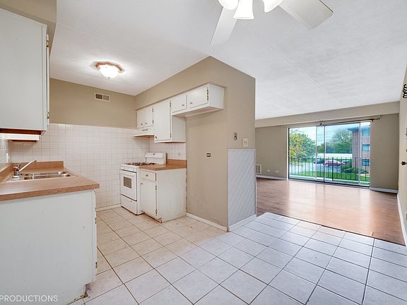5th image of 7131 166th St APT 202