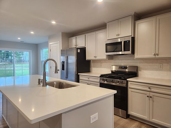 4th image of 377 Waterside Sq