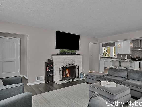 5th image of 676 Cambridge Dr