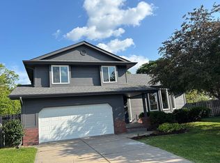 15611 Parker Cir, Omaha, NE 68118