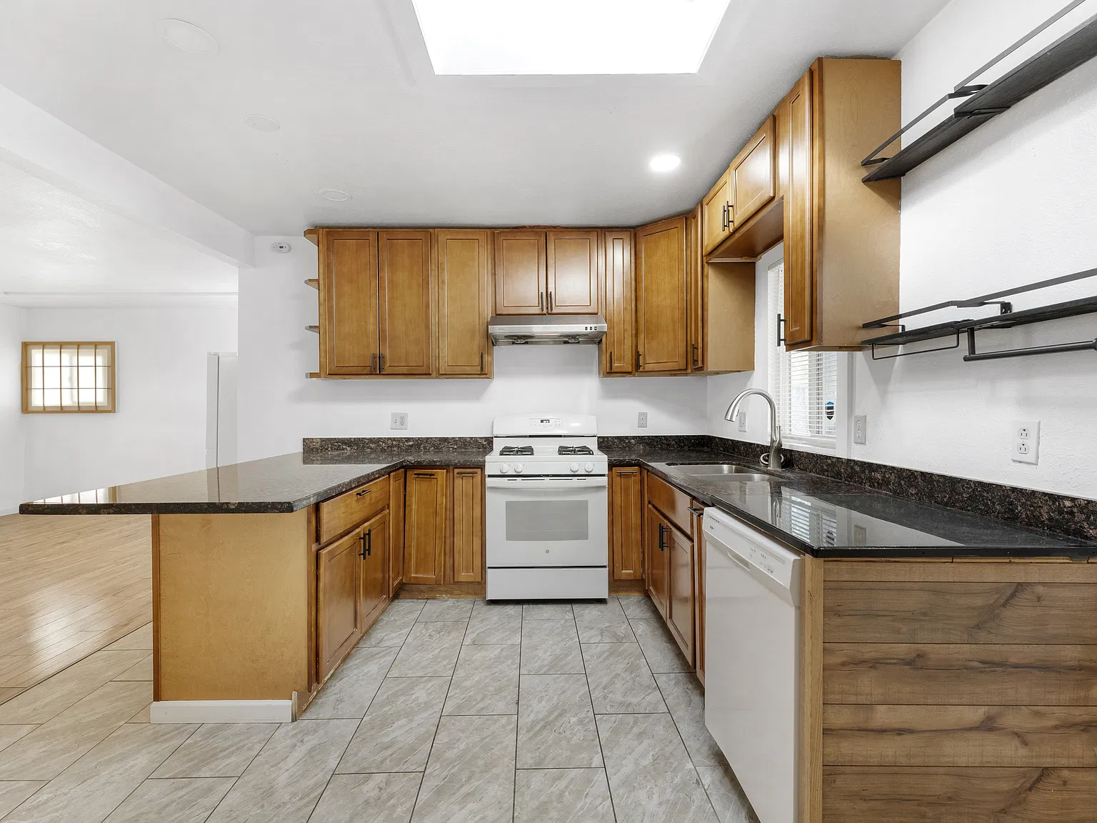 14785 Van Avenue - For Rent — Photo 3