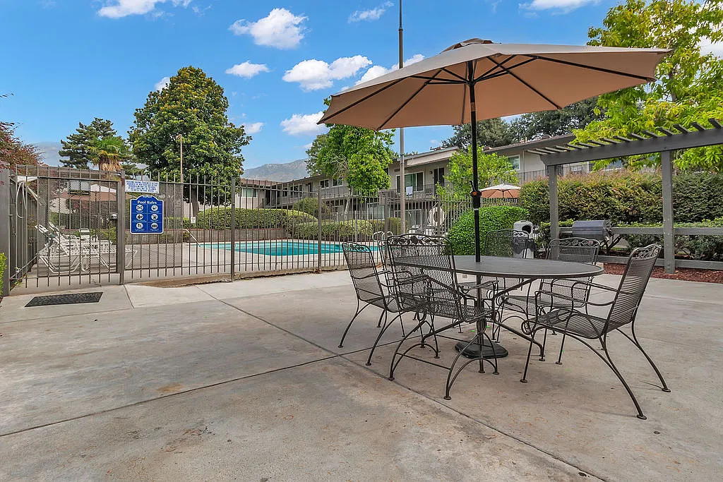 Royal Park Apartments — Photo 4