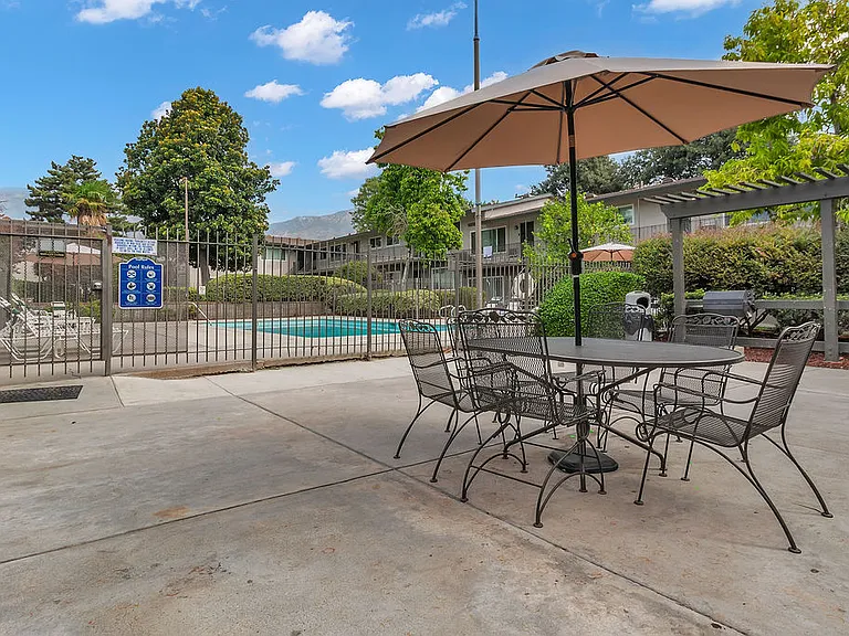 Royal Park Apartments — Photo 4