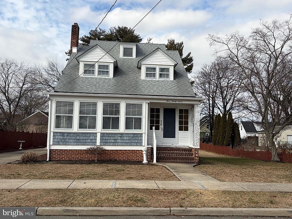 1st image of 327 Pleasant St E