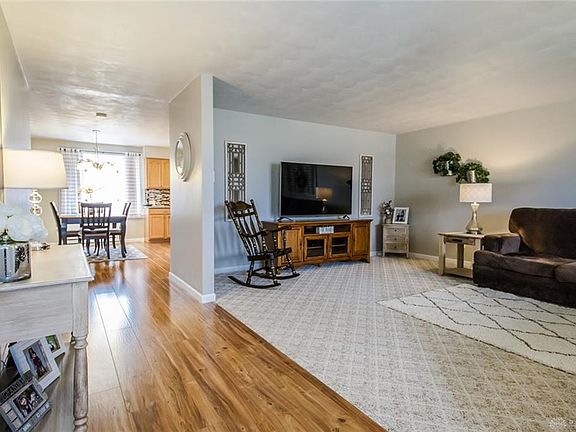 2nd image of 104 W Hampton Ct
