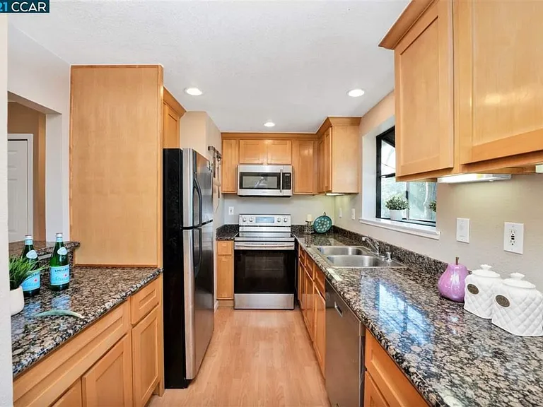 Kitchen (listing photo)