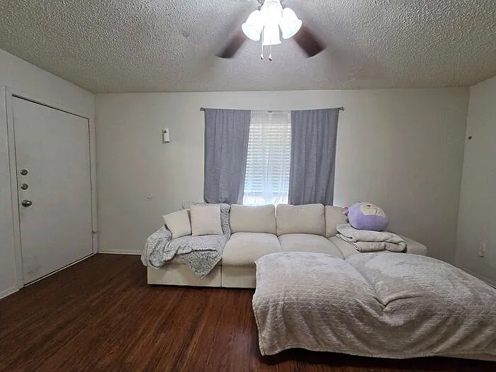 2 bed, 1.0 bath, 860 sqft, $895 — Photo 2