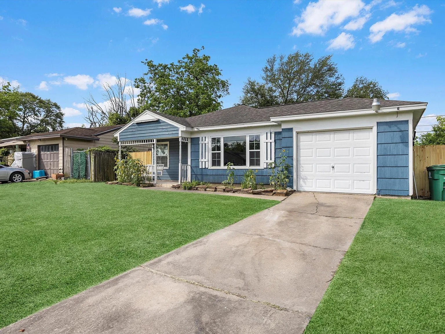 2 bed, 1.0 bath, 879 sqft, $1,650 — Photo 2