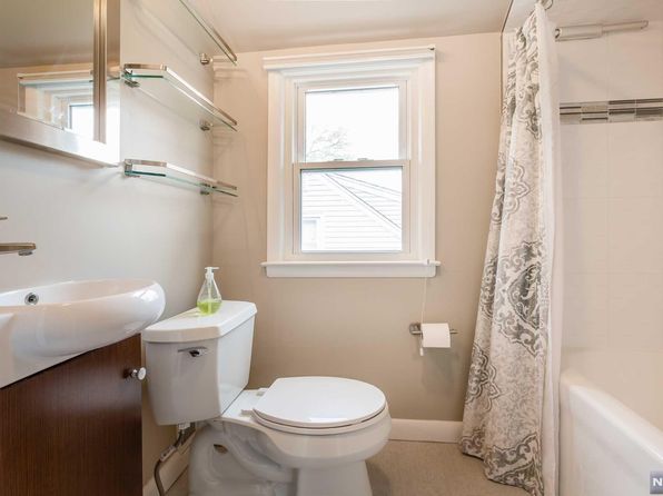 61 Rose St, Cresskill, NJ 07626