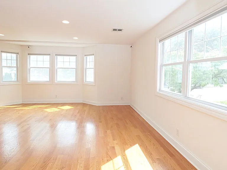 38 Centre St — Photo 4