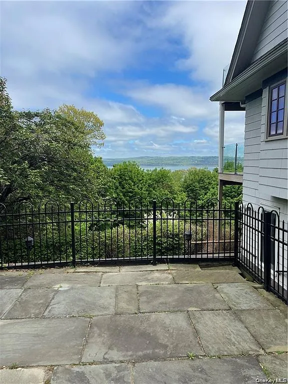 1 bed, 1.0 bath, 700 sqft, $2,400 — Photo 1