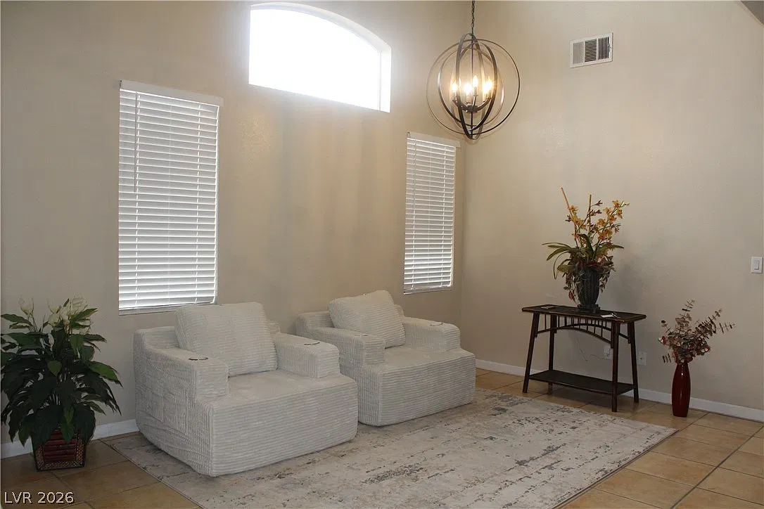 5 bed, 3.0 bath, 2032 sqft, $2,595 — Photo 2