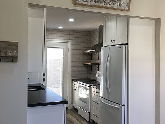 2nd image of 403 Lakeway Dr