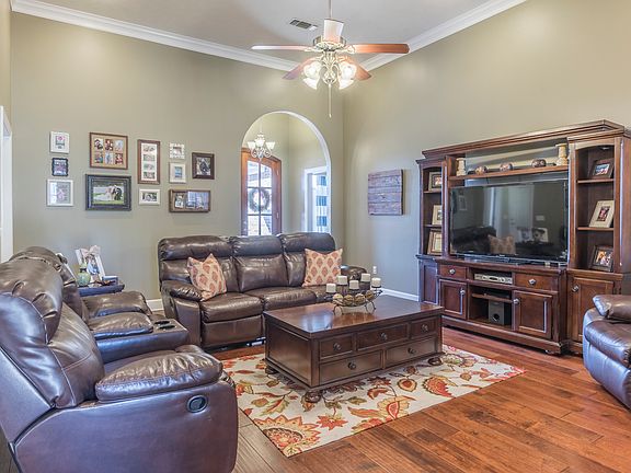 2nd image of 585 White Oak Ln